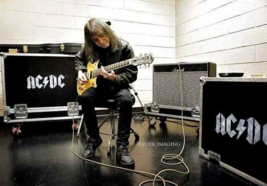 Mor Malcom Young, guitarra de AC\DC