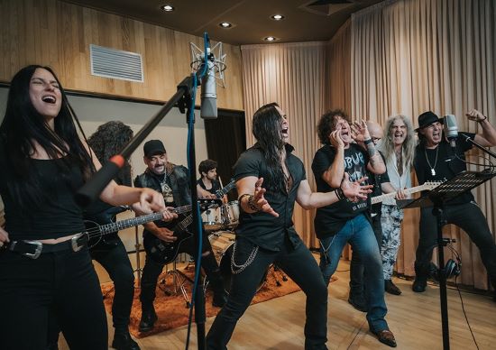 Tete Novoa estrena la cançó 'Larga Vida a l'Metal' al costat de grans artistes